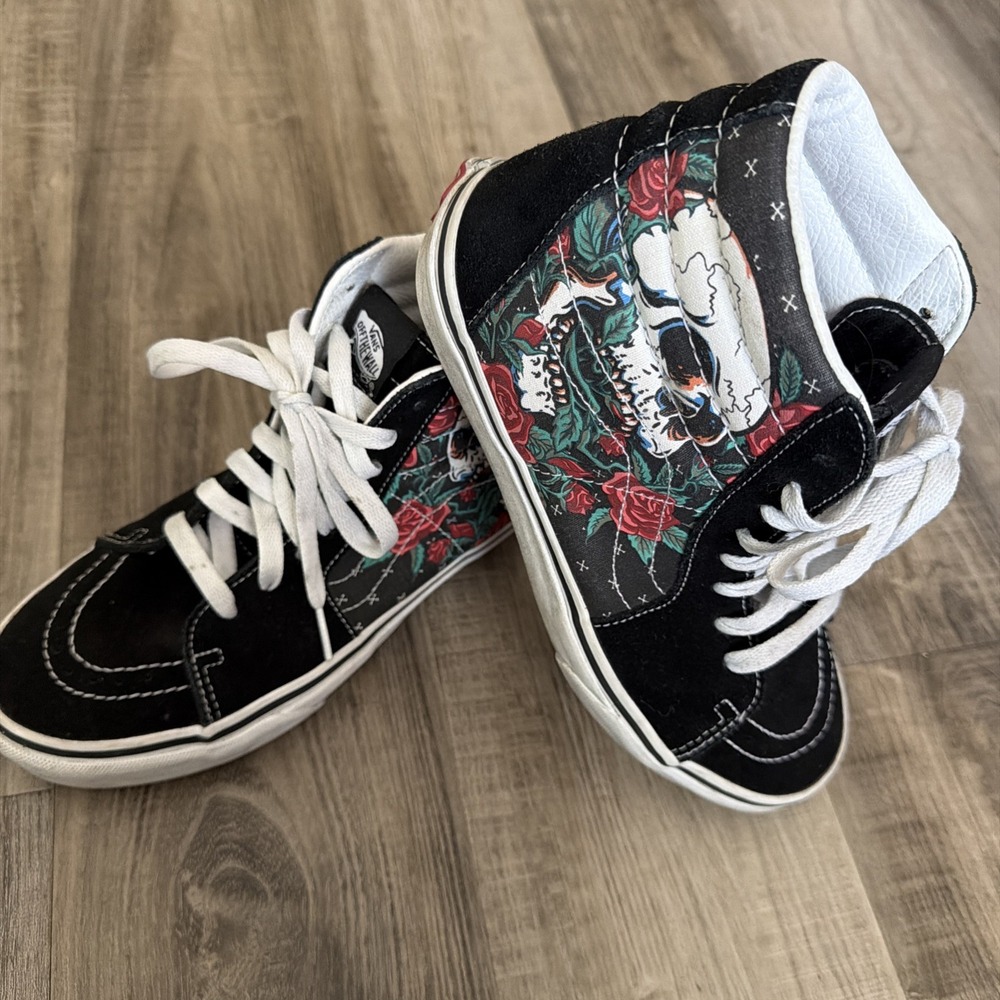 Vans Sk8-Hi Tops Rose Skulls Black/White Sneakers 507452 Womens Sz 7.5 Mens Sz 6